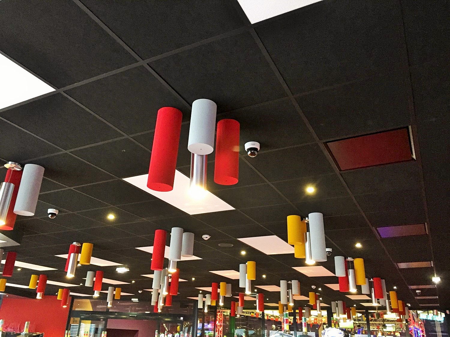 Baffles & objets acoustiques - Baffles & objets Baffles Absorber design color posée au plafond par suspension