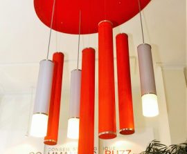 Ambiance - Ambiance color posé au plafond par collage en forme de goutte d'eau qui est une composante d'un luminaire acousitque