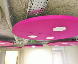 Création & Formes acoustiques sur mesure - Forme acoustique sur mesure - capteur acoustique color posé au plafond par suspension avec luminaires incorporés