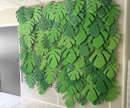 Brise vue & rideau acoustiques - Rideau acoustique réalisé en Absorber Blue Equilibre color design découpé en forme de feuille de monstera posé sur ossature métallique suspendu au plafond